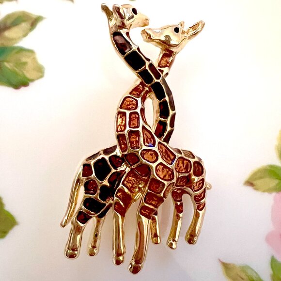 🧷Vintage Giraffes Brooch / Pin - Brown and Tan Enamel on Gold-Tone Metal - Picture 2 of 5